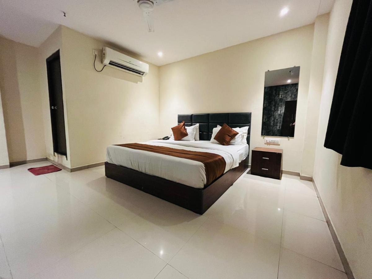 Hotel Nova Vesu سورات المظهر الخارجي الصورة